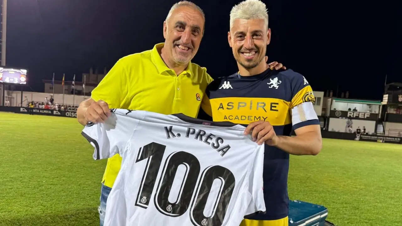 Kevin Presa, junto a Luis Ballesteros luciendo la camiseta conmemorativa de sus 100 partidos oficiales con la Cultural.