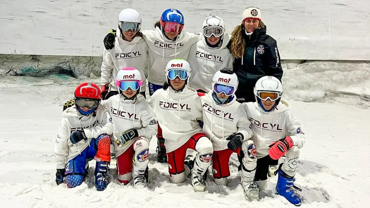Ocho jóvenes deportistas leoneses arrancan la pretemporada de esquí alpino en Madrid Snozone.