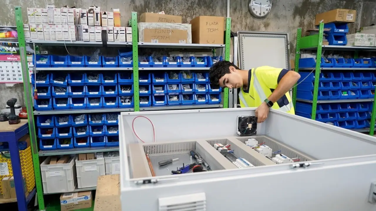 Manuel Laiz, alumno de un Grado Medio del Instituto Cristo Rey realizando prácticas en la empresa Potencia y Control de Valladolid.