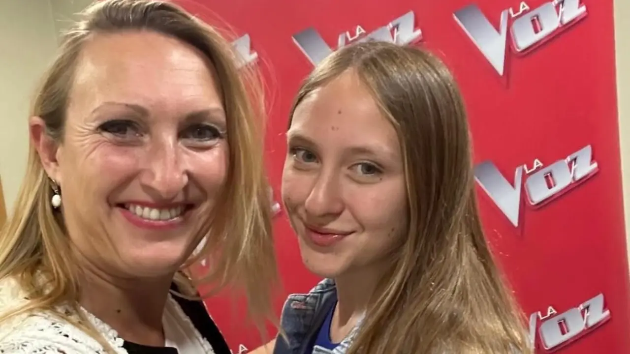 La leonesa Llara Aranda junto a su madre, Nuria González.
