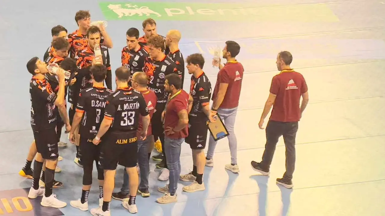 El leonés Javi García sentencia al Ademar en Logroño en un partido sumamente disputado. Fotos: Carlos García