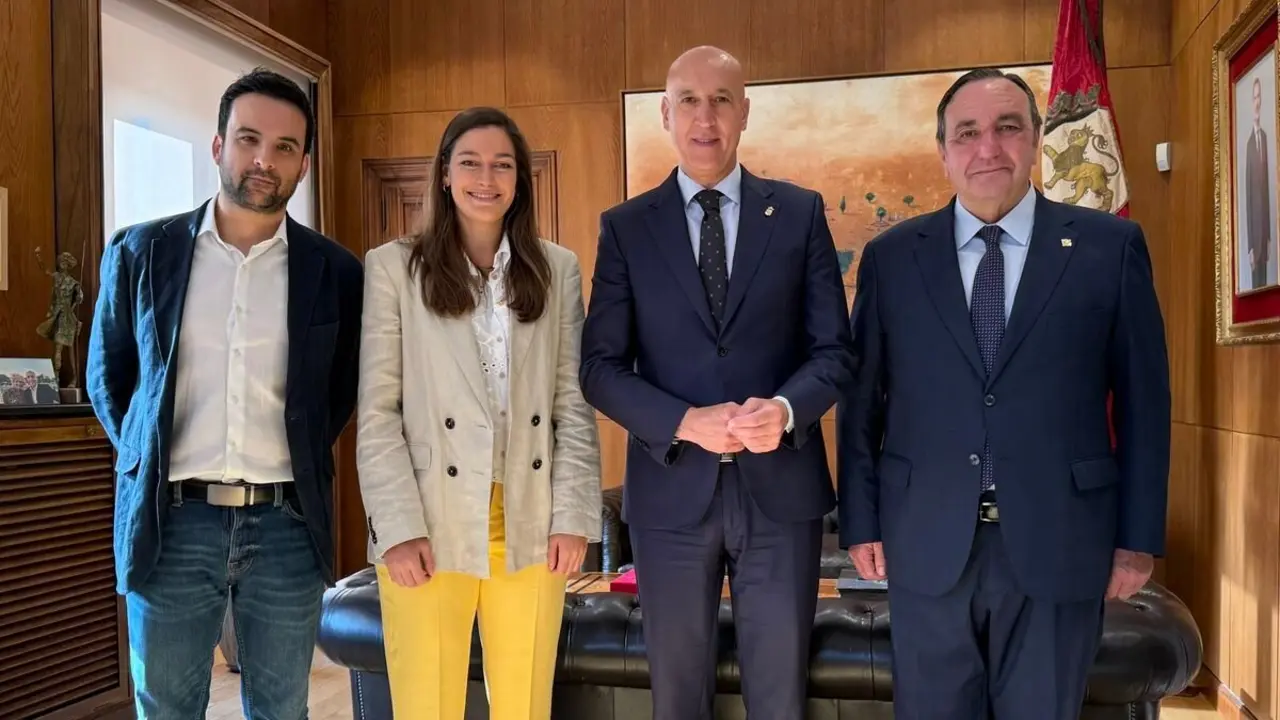 Laura González este lunes junto al alcalde de León y los responsables del Colegio Leonés.