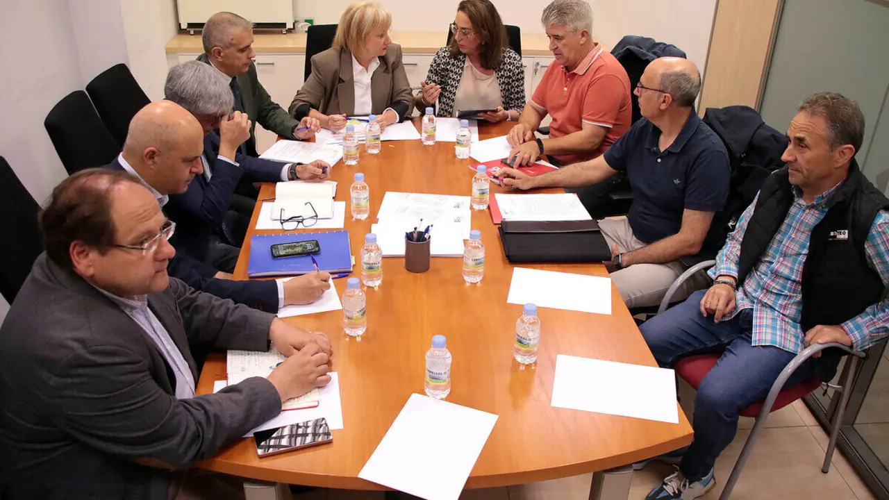 La consejera de Industria, Comercio y Empleo, Leticia García, la consejera de Agricultura, Ganadería y Desarrollo Rural, María González Corral, el delegado territorial, Eduardo Diego y el alcalde de La Bañeza, Javier Carrera de Blas, se reúnen con el comité de empresa de la planta azucarera de la localidad leonesa