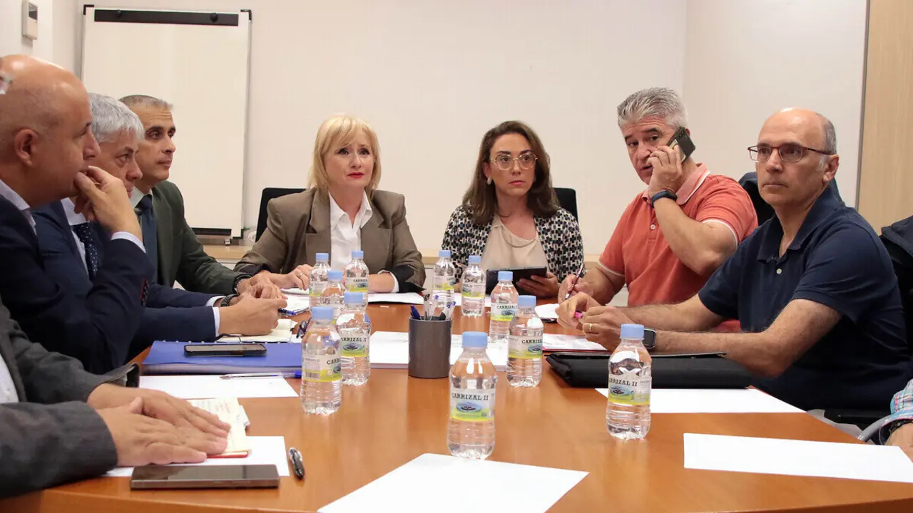 La consejera de Industria, Comercio y Empleo, Leticia García, la consejera de Agricultura, Ganadería y Desarrollo Rural, María González Corral, el delegado territorial, Eduardo Diego y el alcalde de La Bañeza, Javier Carrera de Blas, se reúnen con el comité de empresa de la planta azucarera de la localidad leonesa