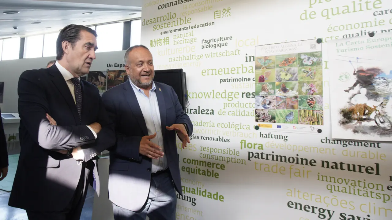 El consejero de Medio Ambiente, Vivienda y Ordenación del Territorio, Juan Carlos Suárez-Quiñones, y el presidente de la Diputación de León, Gerardo Álvarez Courel, durante la presentación de los proyectos de infraestructuras turísticas de la Montaña Occidental y de El Bierzo. Foto: César Sánchez.