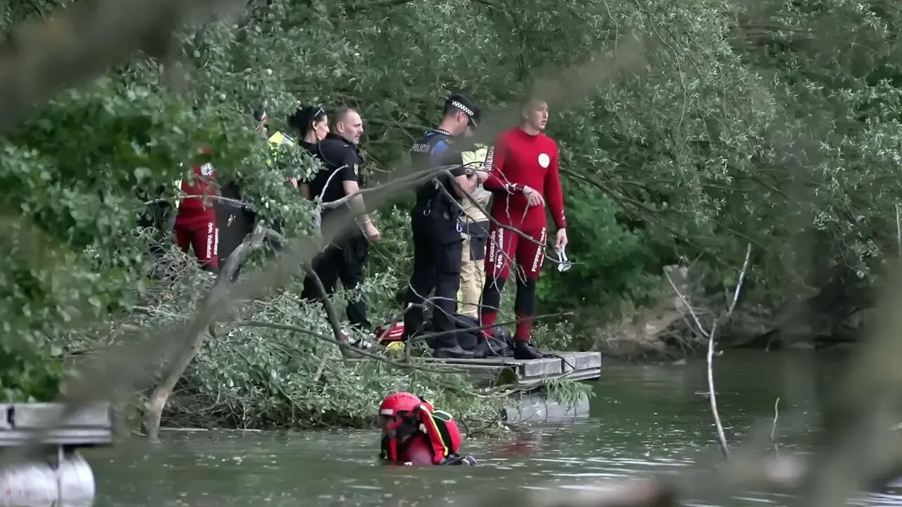 Los bomberos de Valladolid, junto a agentes de la Policía Municipal y un helicóptero de Sacyl, buscan a un joven de 26 años en el río Pisuerga, a su paso por Valladolid. Foto: R. Valero.