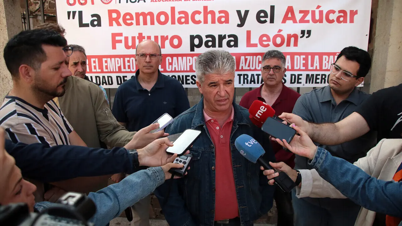 El comité de empresa de Azucarera de La Bañeza, durante una rueda de prensa. Foto: Peio García.
