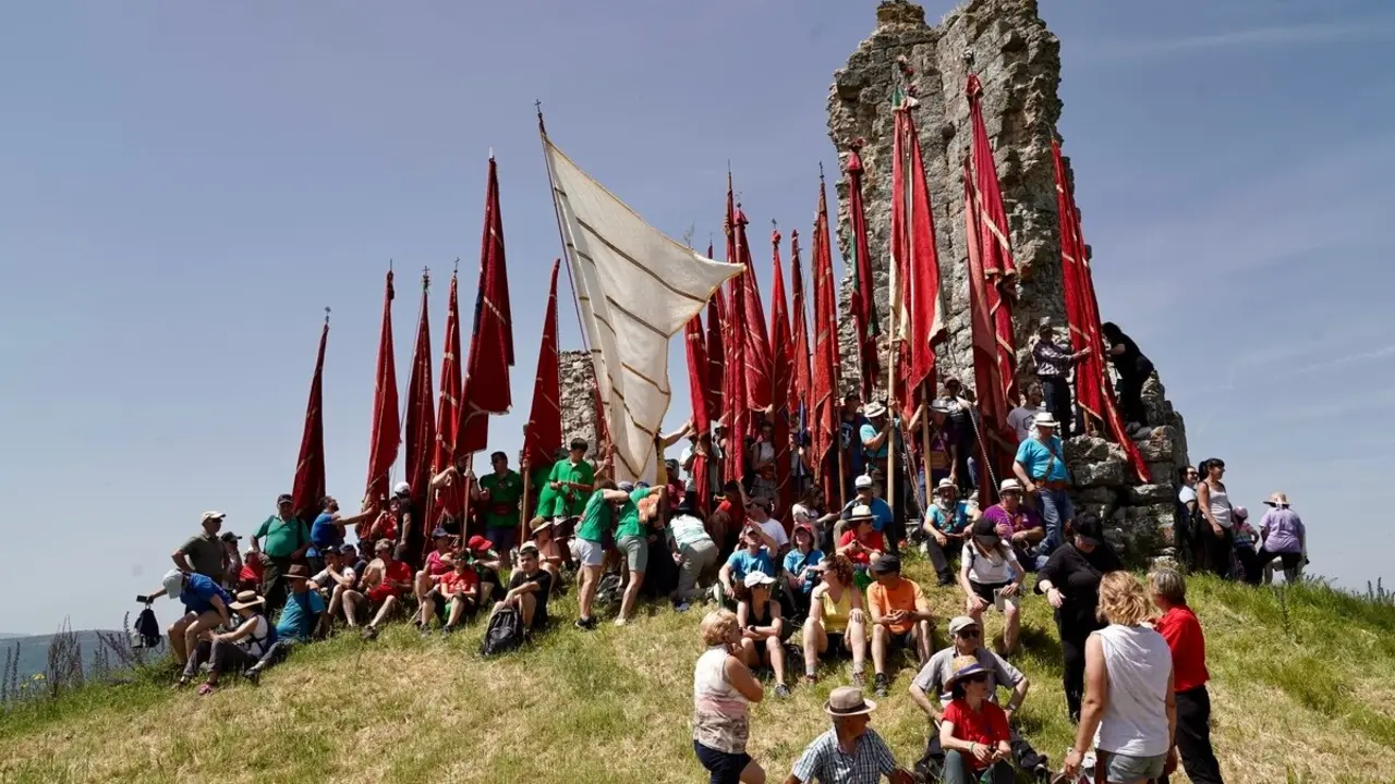 Celebración de la XVI edición de la Subida de Pendones al Castillo de Lara, que se inicia con la concentración y montaje de los mismos, la bendición de los nuevos y el posterior ascenso a los restos de la fortaleza