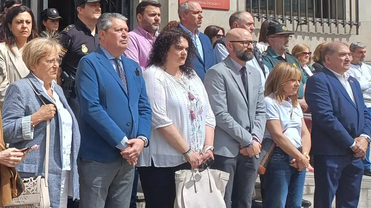 Un instante del minuto de silencio en la Subdelegación de León