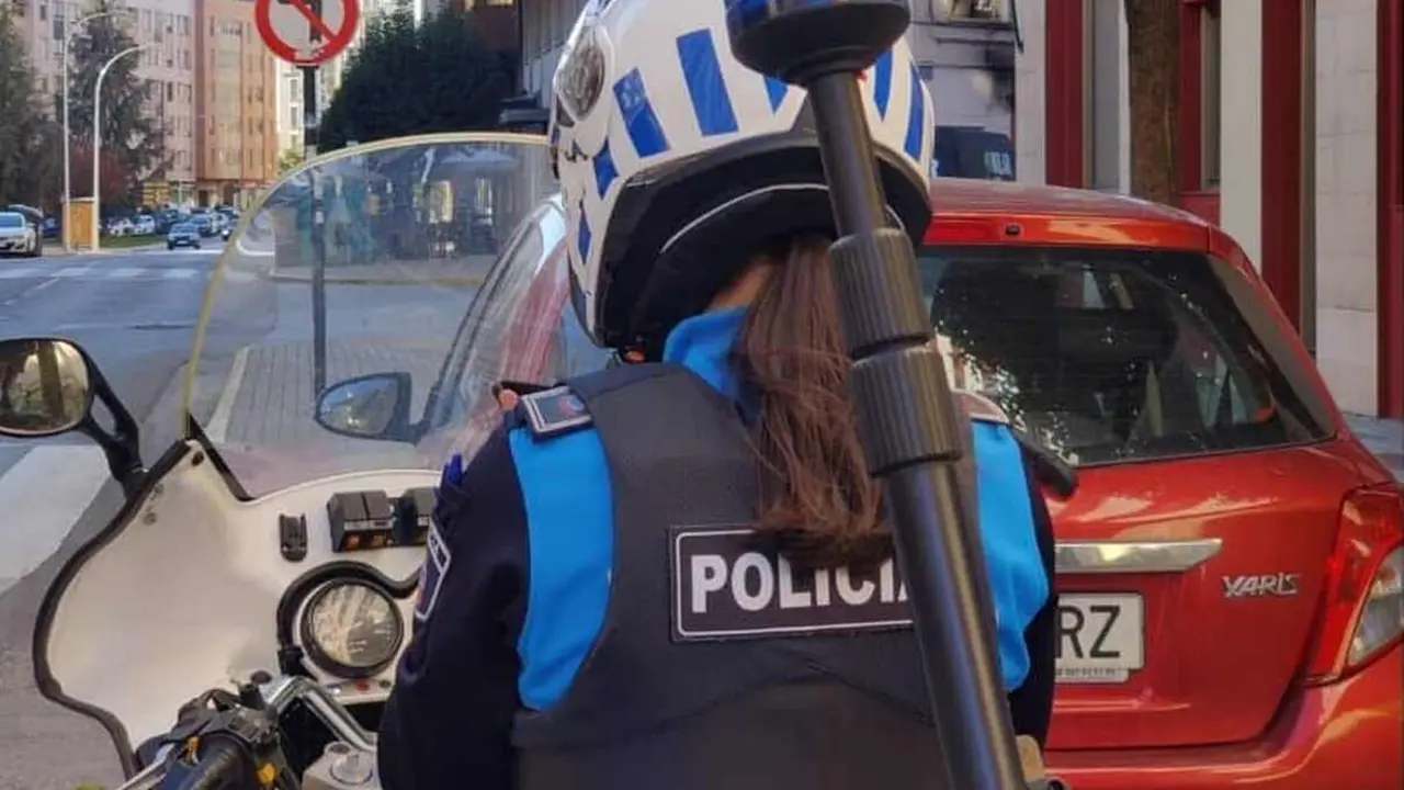 Efectivos de la Policía Municipal de Ponferrada durante una intervención.