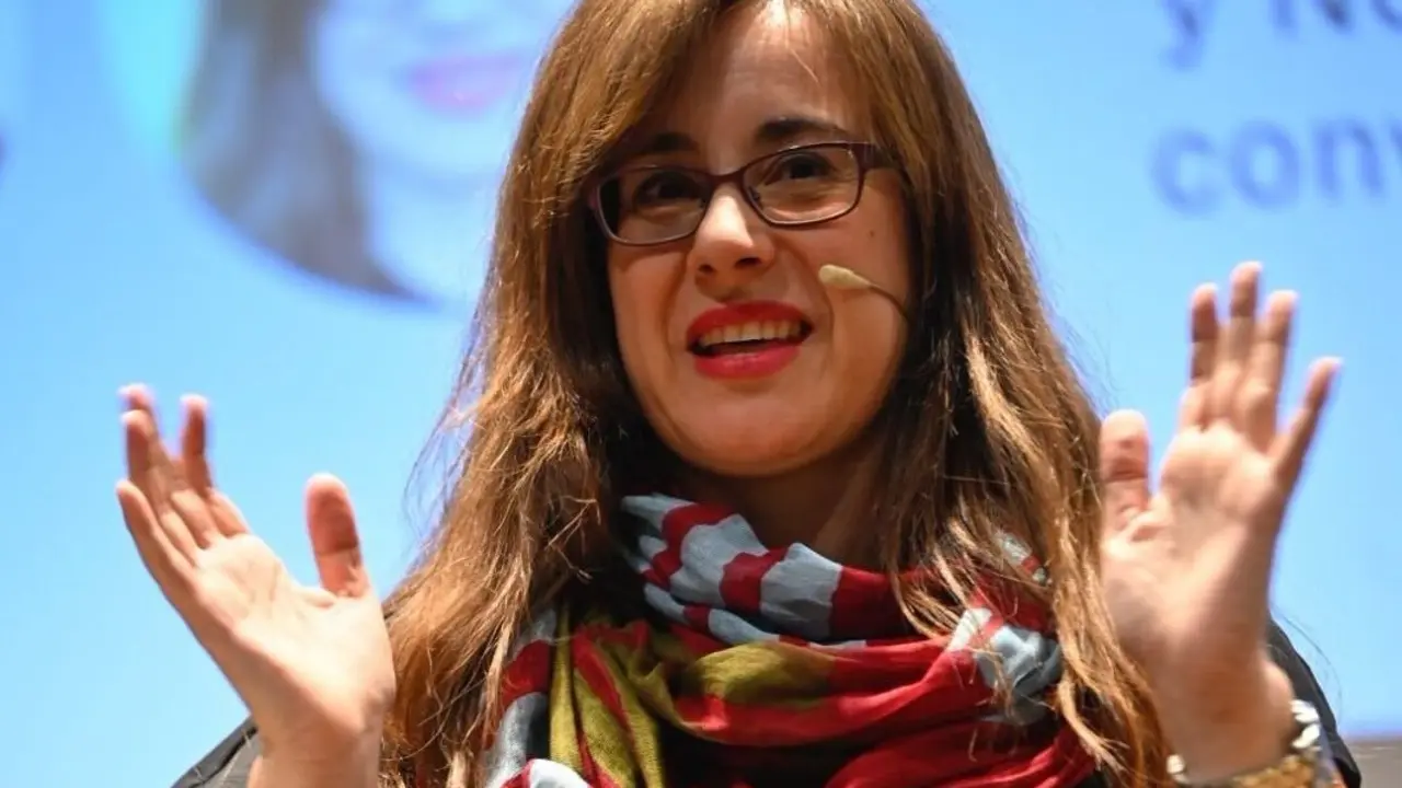 La escritora leonesa Noemí Sabugal en un evento reciente. / BARBITANIA