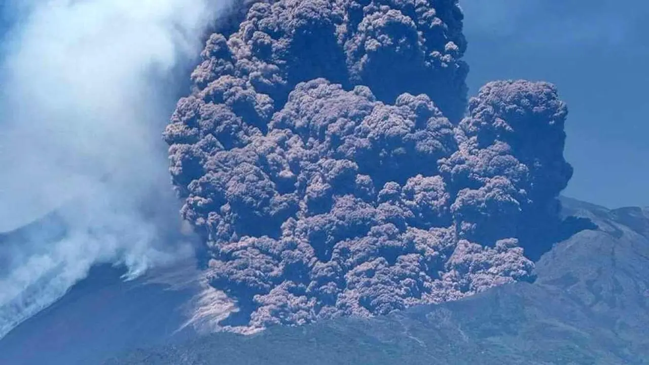 El volcán siciliano registra fuertes explosiones, flujos de lava y temblores detectables desde Catania, aunque el aeropuerto sigue operativo.