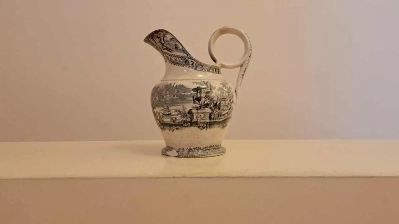 Una jarra de baño de cerámica realizada por la Real Fábrica de Sargadelos (Lugo) en el último tercio del siglo XIX se convierte en la pieza del mes de junio en el Museo de los Caminos del Palacio de Gaudí de Astorga.