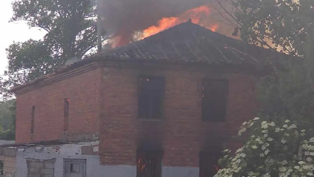 Las llamas calcinaron por completo el inmueble, obligando a la intervención de Bomberos, Policía Nacional y Policía Local. Parte de la techumbre se desplomó debido a la intensidad del fuego.