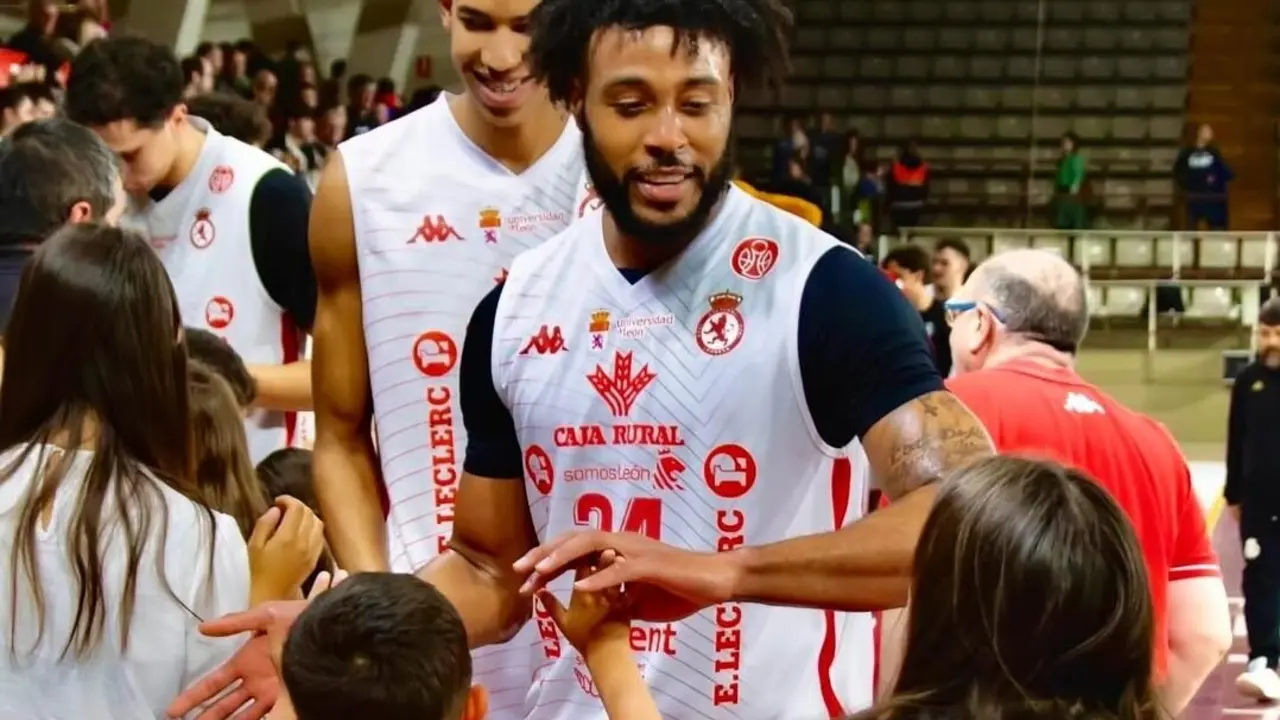 Jordan Kellier saluda a aficionados de la Cultural. / IG