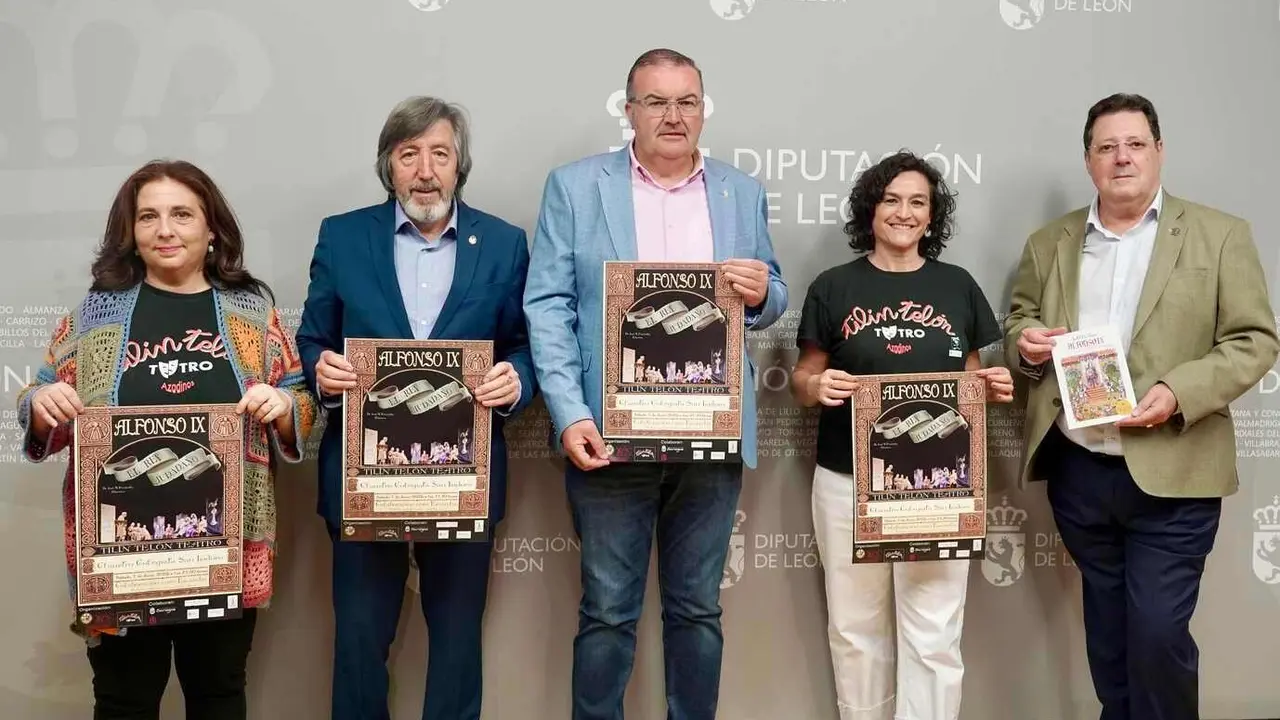 El vicepresidente de la Diputación de León, Roberto Aller, presenta una obra de teatro sobre Alfonso IX que se escenificará en San Isidoro. Foto: Campillo