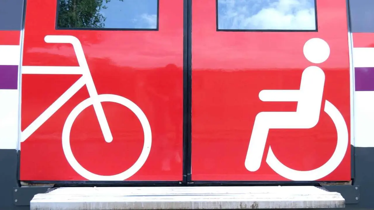 El operador ferroviario permitirá llevar bicicletas sin desmontar en trenes Avant y lanza un billete gratuito para Media Distancia con plaza reservada.