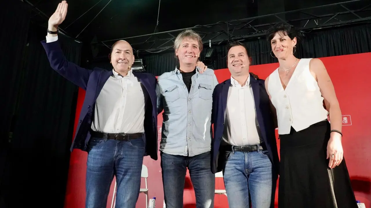 El secretario general del Partido Socialista de Castilla y León, Carlos Martínez, participa junto al secretario general del PSOE de León, Javier Alfonso Cendón, y el secretario adjunto de Política Municipal, Alejandro Soler, con alcaldes y concejales de la provincia de León. Foto: Campillo