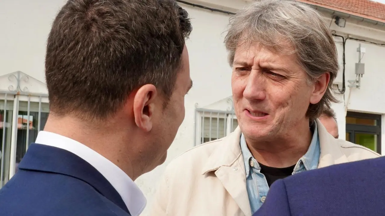 Javier Cendón conversa con Carlos Martínez, secretario general autonómico del PSOE.