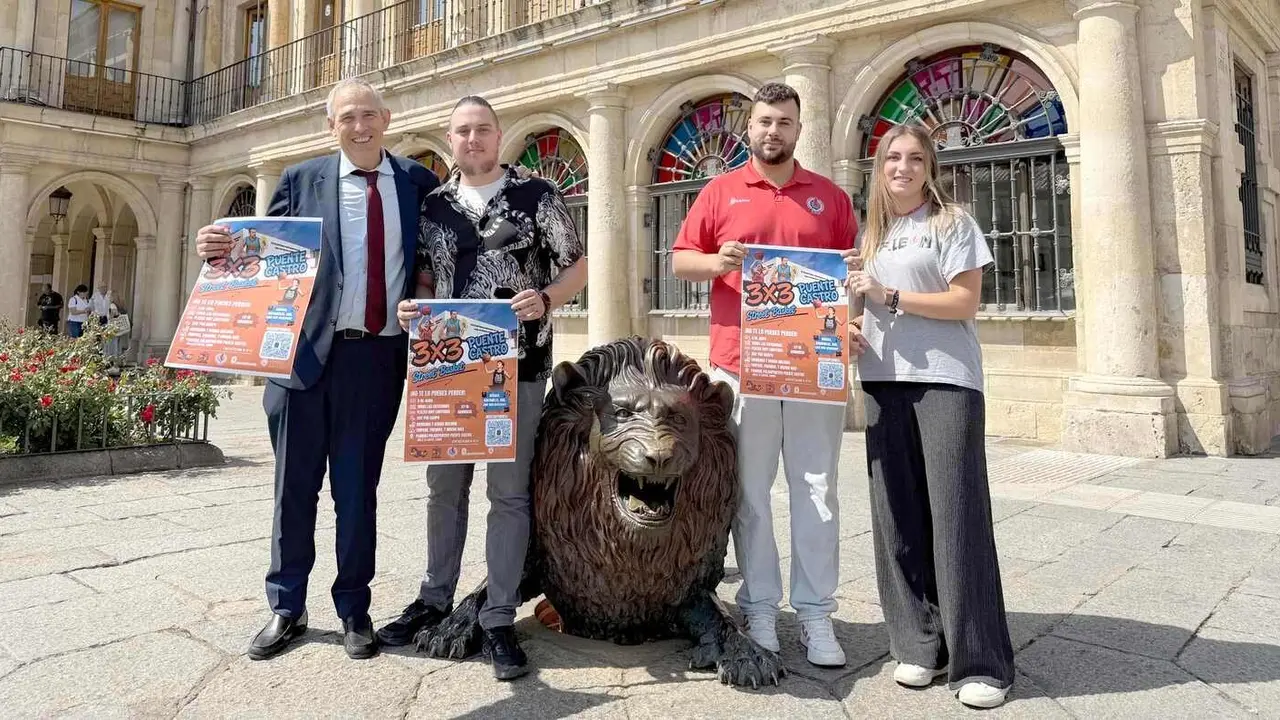 El concejal de Deportes, Vicente Canuria, posa junto a los impulsores de este 3x3.