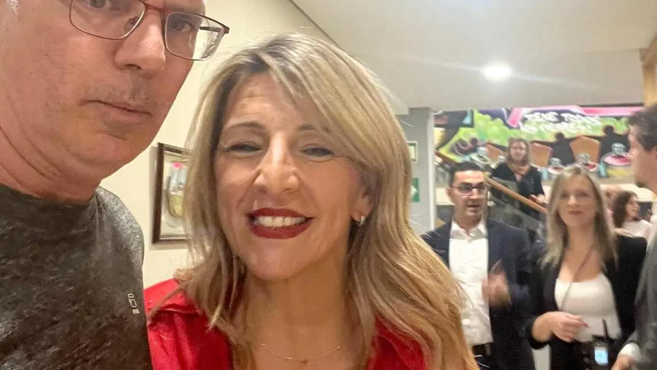 Miembros del comité de empresa en un selfie con la ministra durante el encuentro en Valladolid.