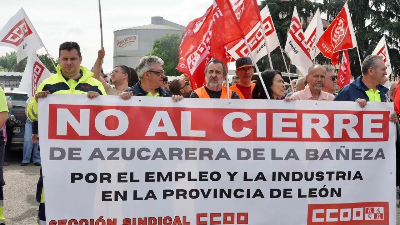 Los trabajadores afectados por el cierre de la planta de Azucarera de La Bañeza se concentran a las puertas de la fábrica. Foto: Campillo.
