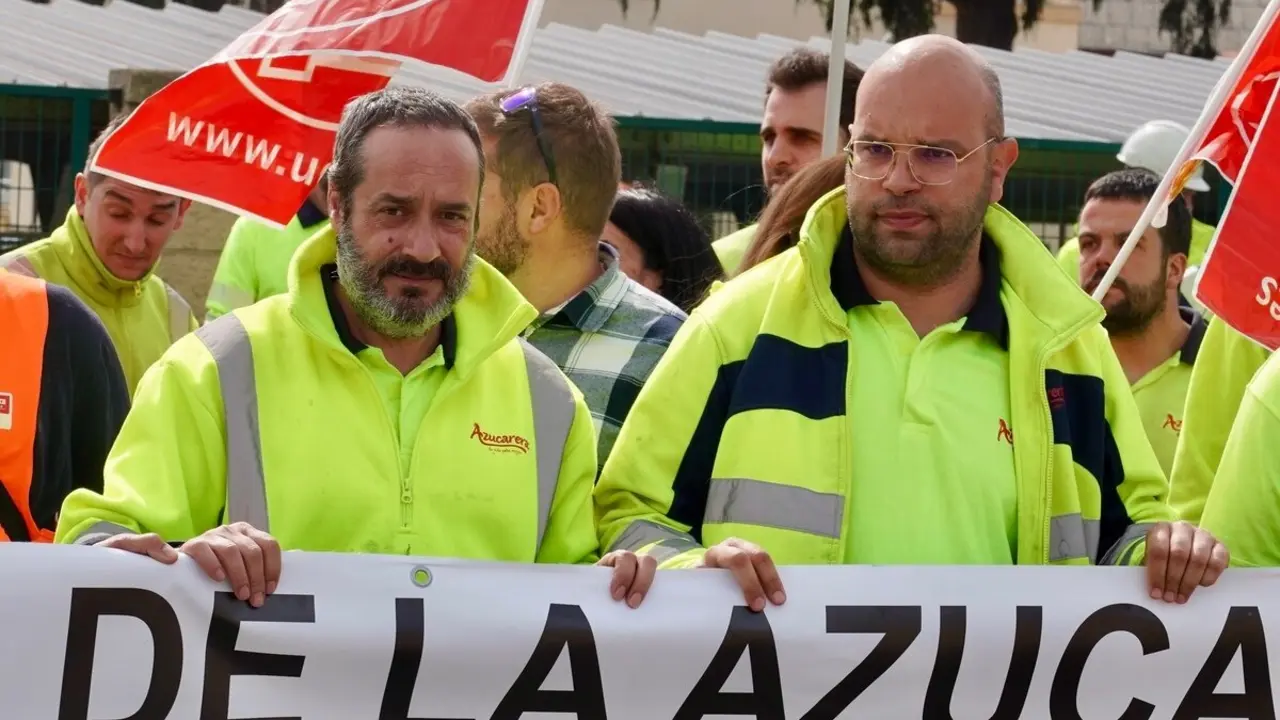 Los trabajadores afectados por el cierre de la planta de Azucarera de La Bañeza se concentran a las puertas de la fábrica. Foto: Campillo