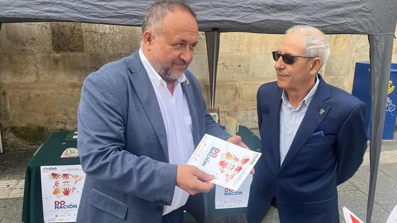 El presidente de la Diputación visita una de las carpas en el Día Nacional del Donante de Órganos y Tejidos.