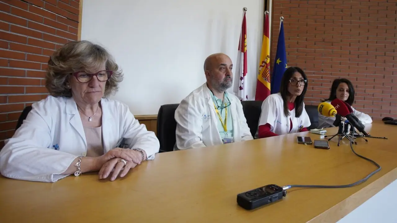 La directora médica de Atención Primaria, Isabel Gurdiel (2D), junto al hematólogo Erik de Cabo, la farmacéutica Encina Mayo (I), y la responsable de Hospitalización a Domicilio, María Jesús Menéndez (D), durante la presentación de la incorporación del proyecto ‘Hogar, dulce hogar’ en toda el Área Sanitaria del Bierzo. Foto: César Sánchez.