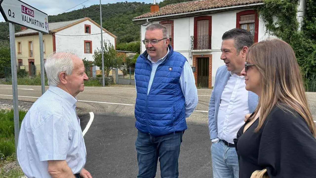 Un instante de la apertura de las mejoras en el vial.