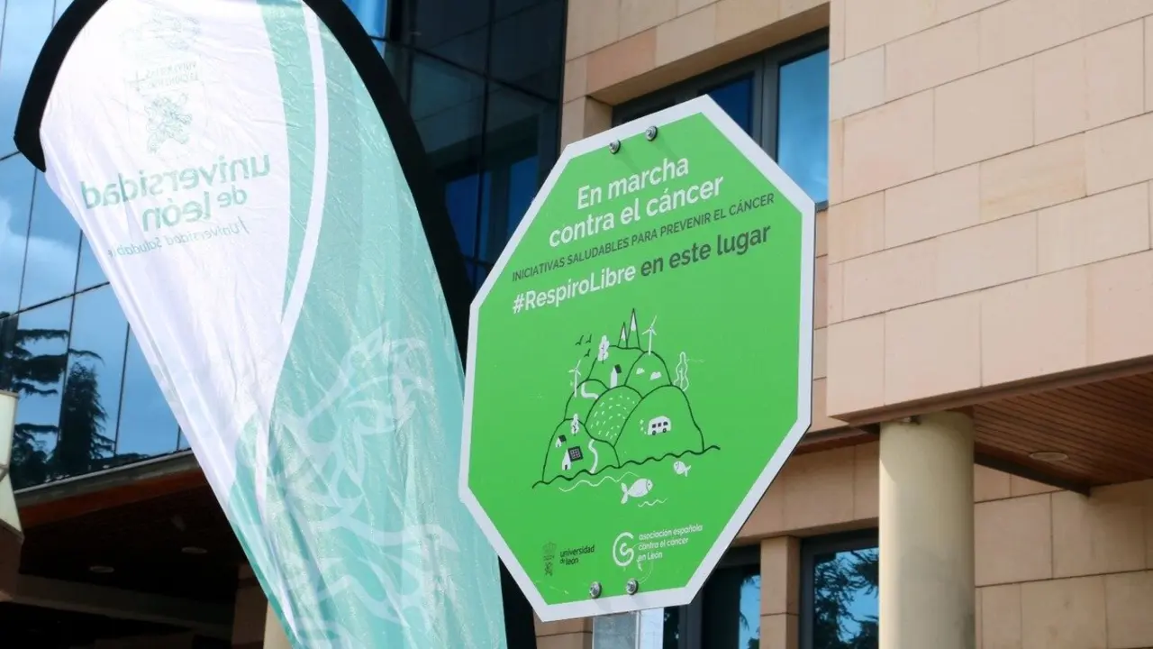 Una docena de señales indica que la  ULE es un 'espacio libre de humo'. Foto: ULE.