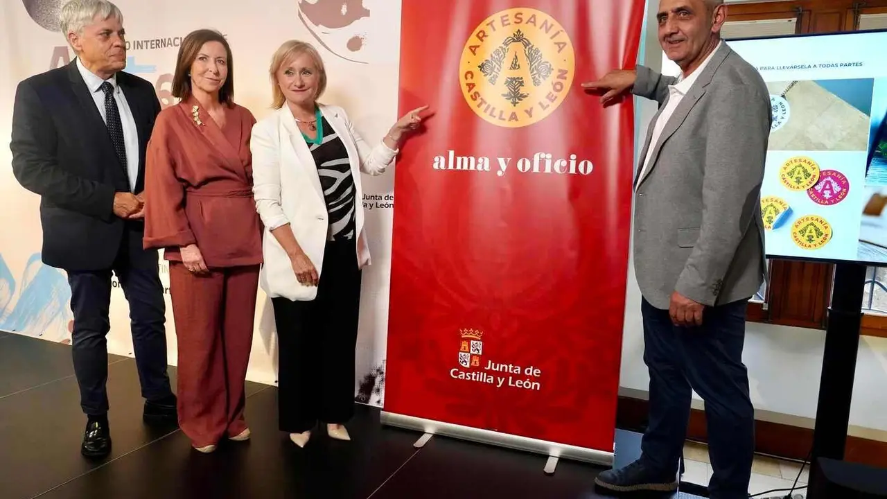 La consejera de Industria, Comercio y Empleo, Leticia García, presenta el distintivo de la Artesanía de Castilla y León durante la inauguración del I Congreso Internacional de Artesanía. Foto: Campillo