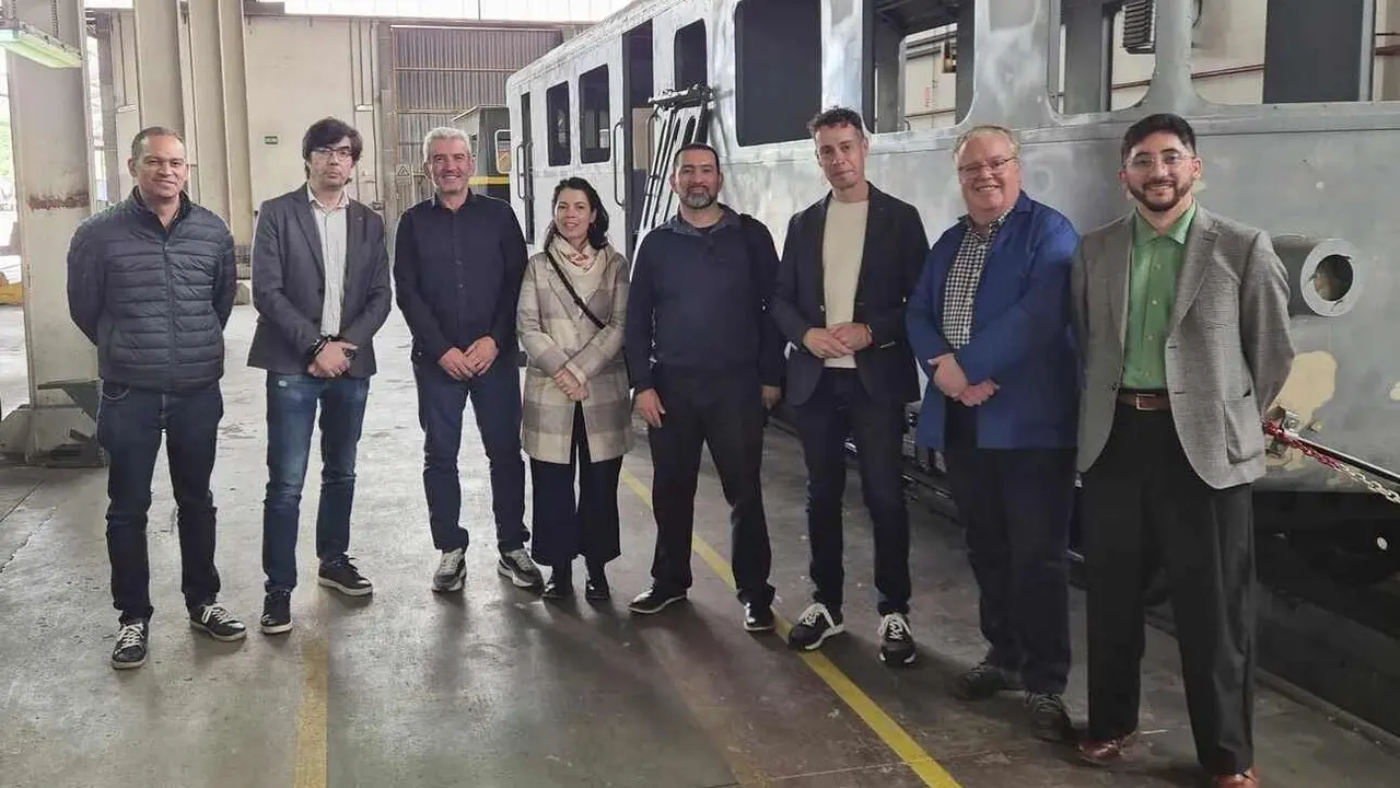 En la imagen, visitando el proyecto del Ponfeblino, Fernando Krauss, Jefe de la Oficina de Transición Socioecológica Justa (OTSEJ), MMA; Soledad Huerta, Coordinadora de Transición Socioecológica Justa, OTSEJ, MMA; y Claudio Tapia, Coordinador del Proyecto de “Apoyo para el desarrollo de la Estrategia de Transición Socioecológica Justa para Chile”; junto a técnicos de la CIUDEN y Mario Rivas, alcalde de Villablino.