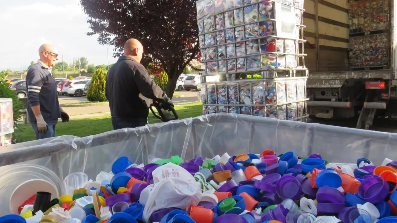 San Juan de Dios contribuye a reducir la huella ecológica con la recogida de 121.110 kilos de tapones solidarios en una década.
