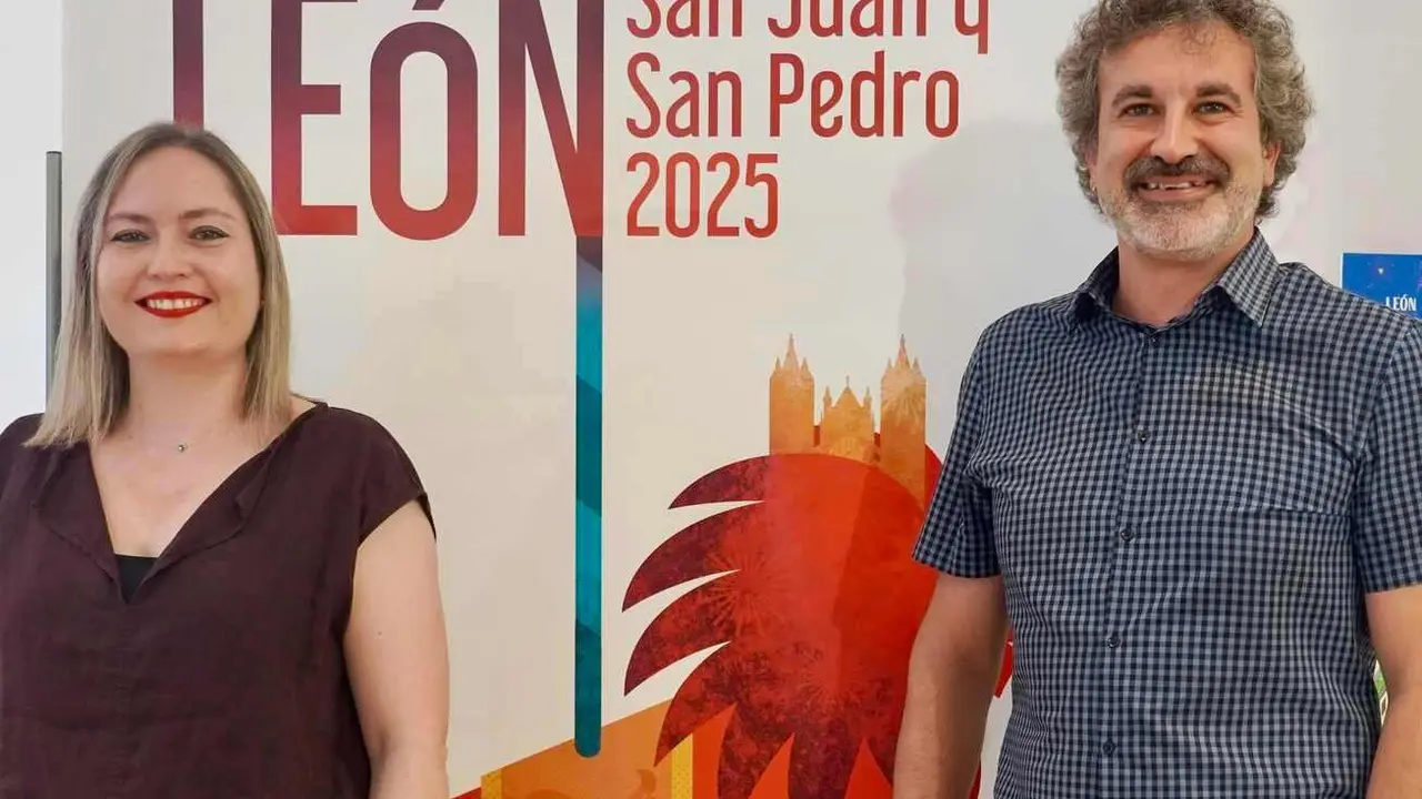 La concejala de Fiestas, Camino Orejas, y el técnico municipal, Óskar Álvarez, presentan la programación de las fiestas de San Juan y San Pedro 2025