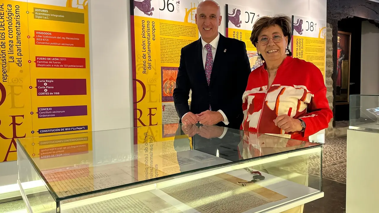 El alcalde Jose Antonio Diez y la concejala Elena Aguado en la Exposición 'Los Decreta. León, 1188'.