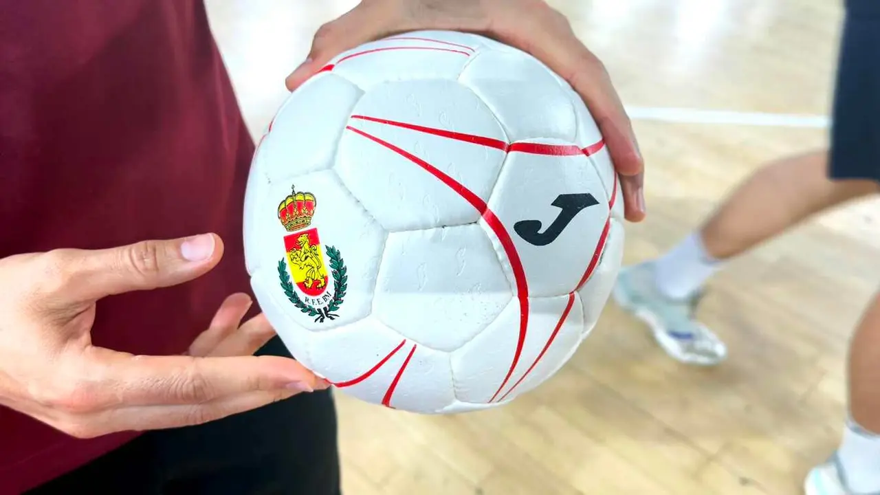Imagen del balón con el que se disputará la Copa. Foto: Carlos García