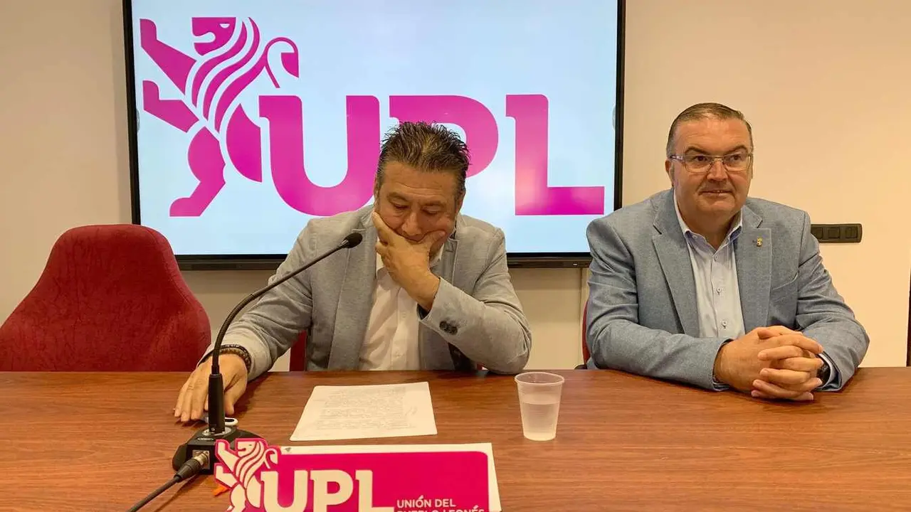 El secretario general y portavoz de UPL en las Cortes de Castilla y León, Luis Mariano Santos, y el vicepresidente primero de la Diputación de León y responsable de Productos de León, Roberto Aller Llanos, durante la rueda de prensa sobre la situación de la Azucarera en La Bañeza.