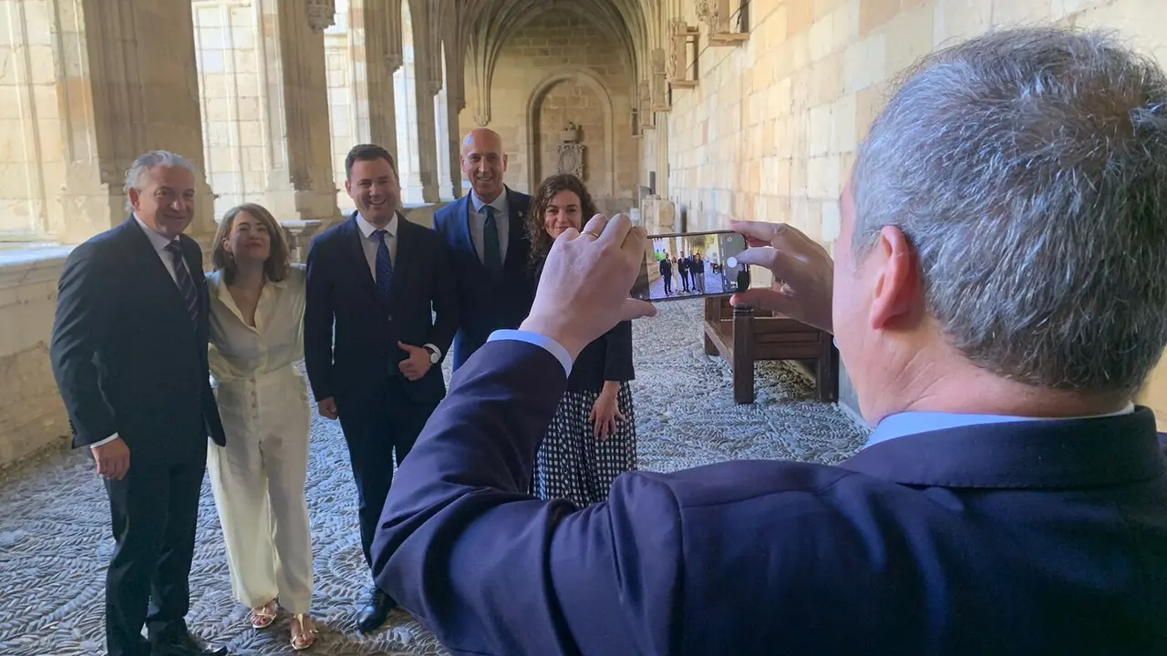 El ministro, fotografía a las autoridades que le han acompañado, durante su estancia en San Marcos. Foto: Alfonso F. Reca