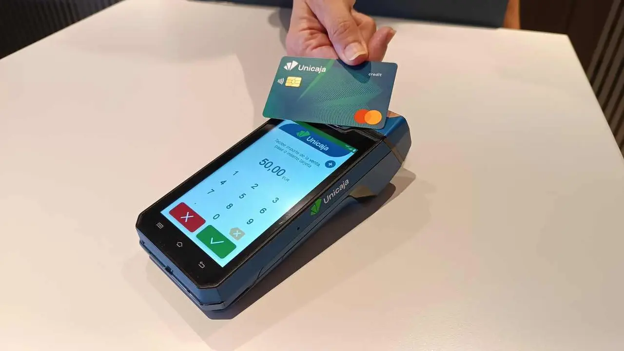 Imagen de un datáfono de Unicaja Banco.