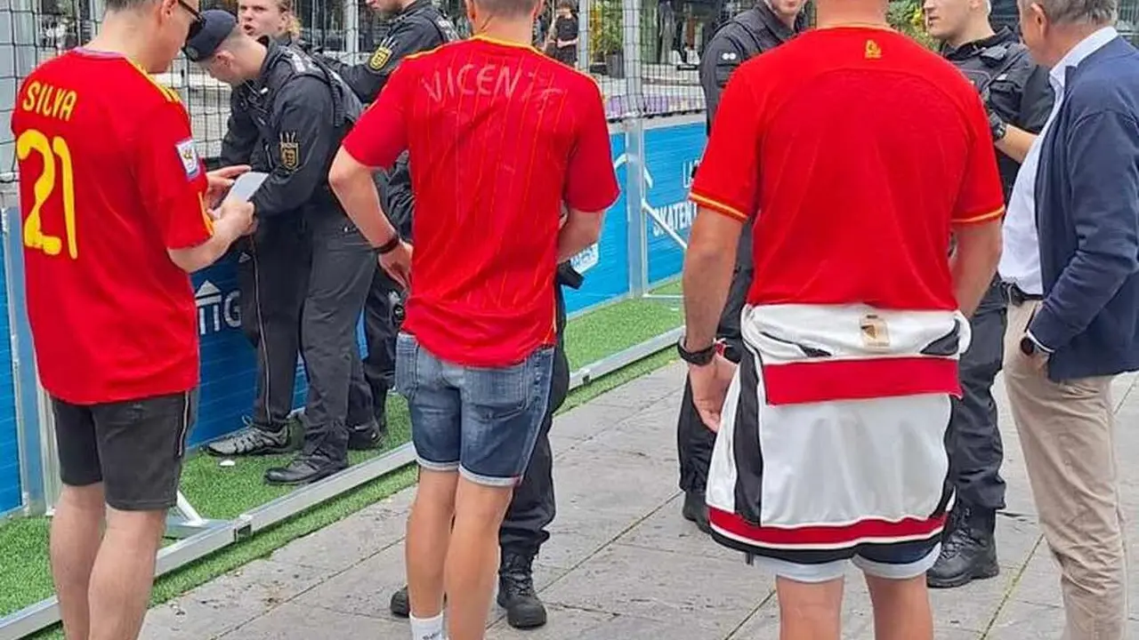 Momento en el que los policías locales leoneses se identifican ante agentes alemanes tras detener al ladrón.