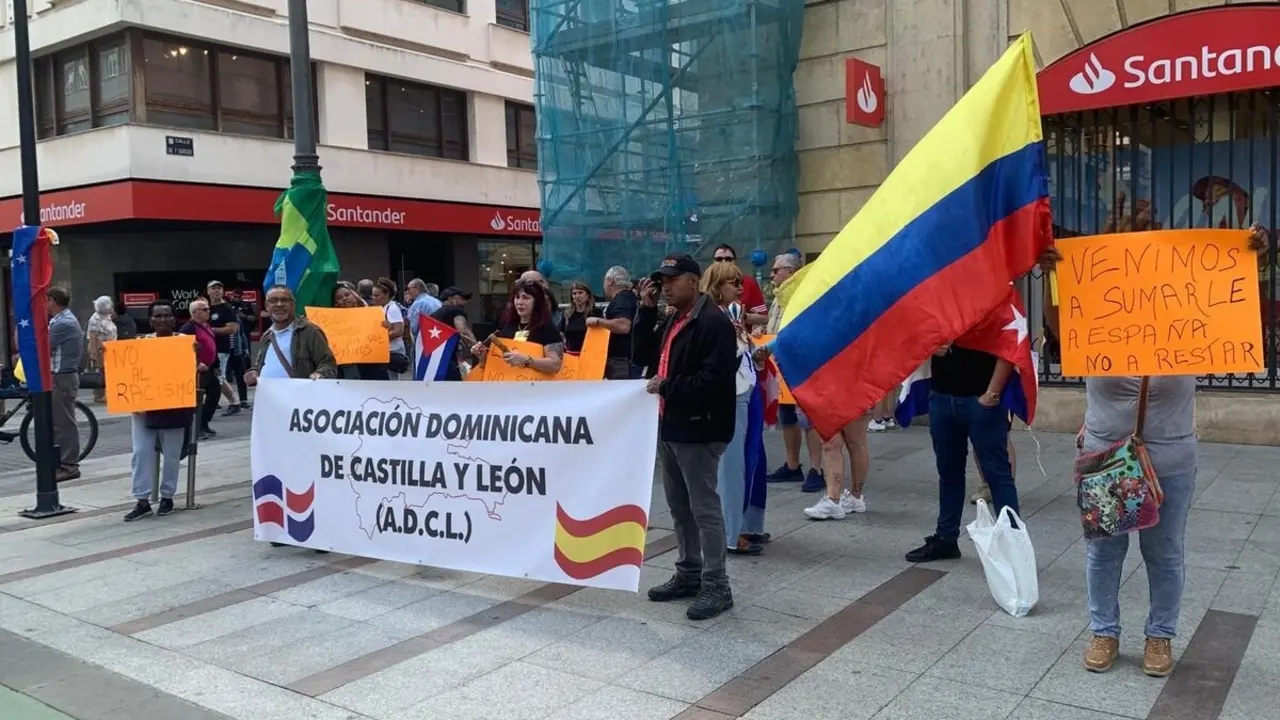 Protesta de las asociaciones de inmigrantes ante el Ayuntamiento de León este viernes.