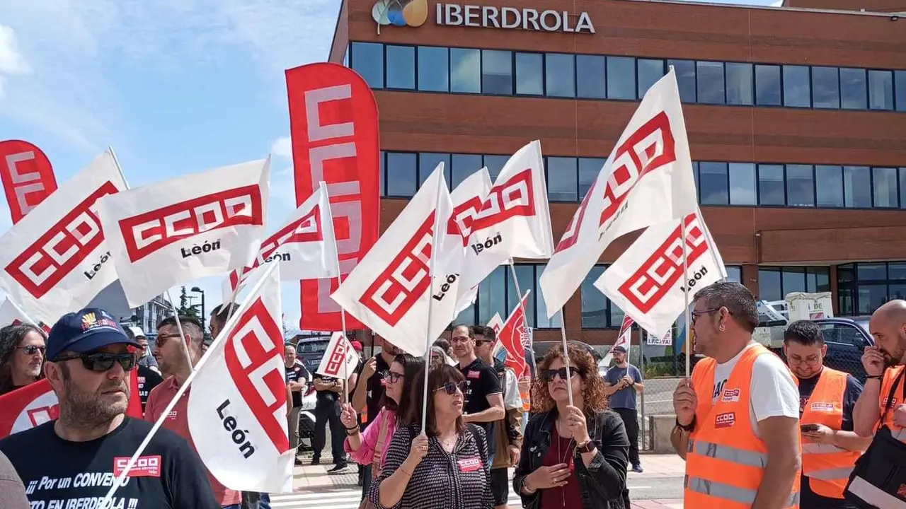 Un instante de la concentración ante las oficinas de Iberdrola en León.