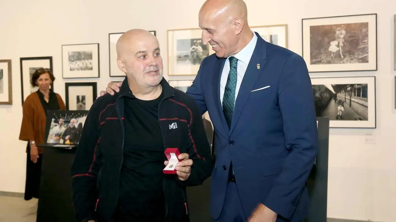 El fotoperiodista Mauricio Peña de Haro ha recibido este viernes la Insignia de Oro de la Ciudad de León, el mayor reconocimiento que concede el Ayuntamiento, como broche a una trayectoria profesional de más de cuatro décadas dedicada a contar, a través de la fotografía, la vida de León y sus gentes. Fotos: Ayto León | Heraldo de León