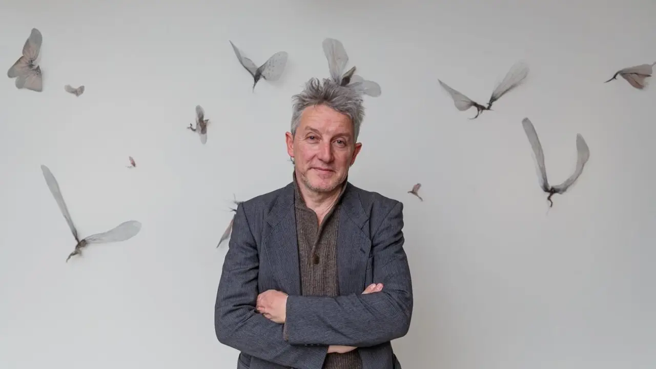 El artista Luis Moro en una exposición reciente./  NACHO VALVERDE