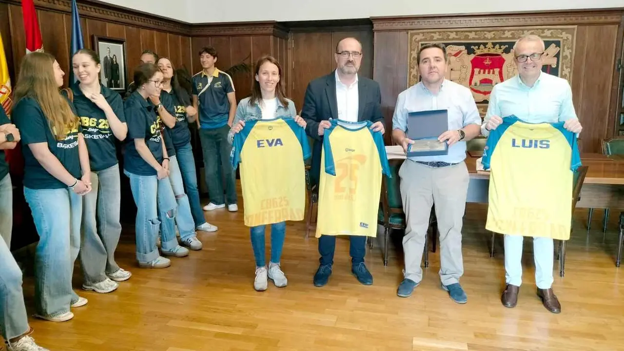 Un instante de la recepción oficial en el Ayuntamiento de Ponferrada.