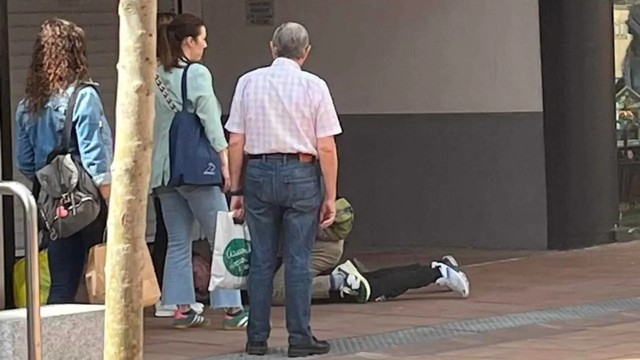 El detenido, instantes después de ser 'placado' por un policía fuera de servicio.