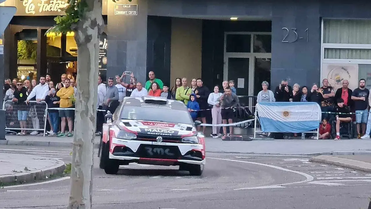 Con la prueba urbana ya completada y 32 equipos en liza, la quinta edición del rally leonés se prepara para decidir campeón este sábado en siete trepidantes tramos por el alfoz. Fotos: Heraldo | Ayto León