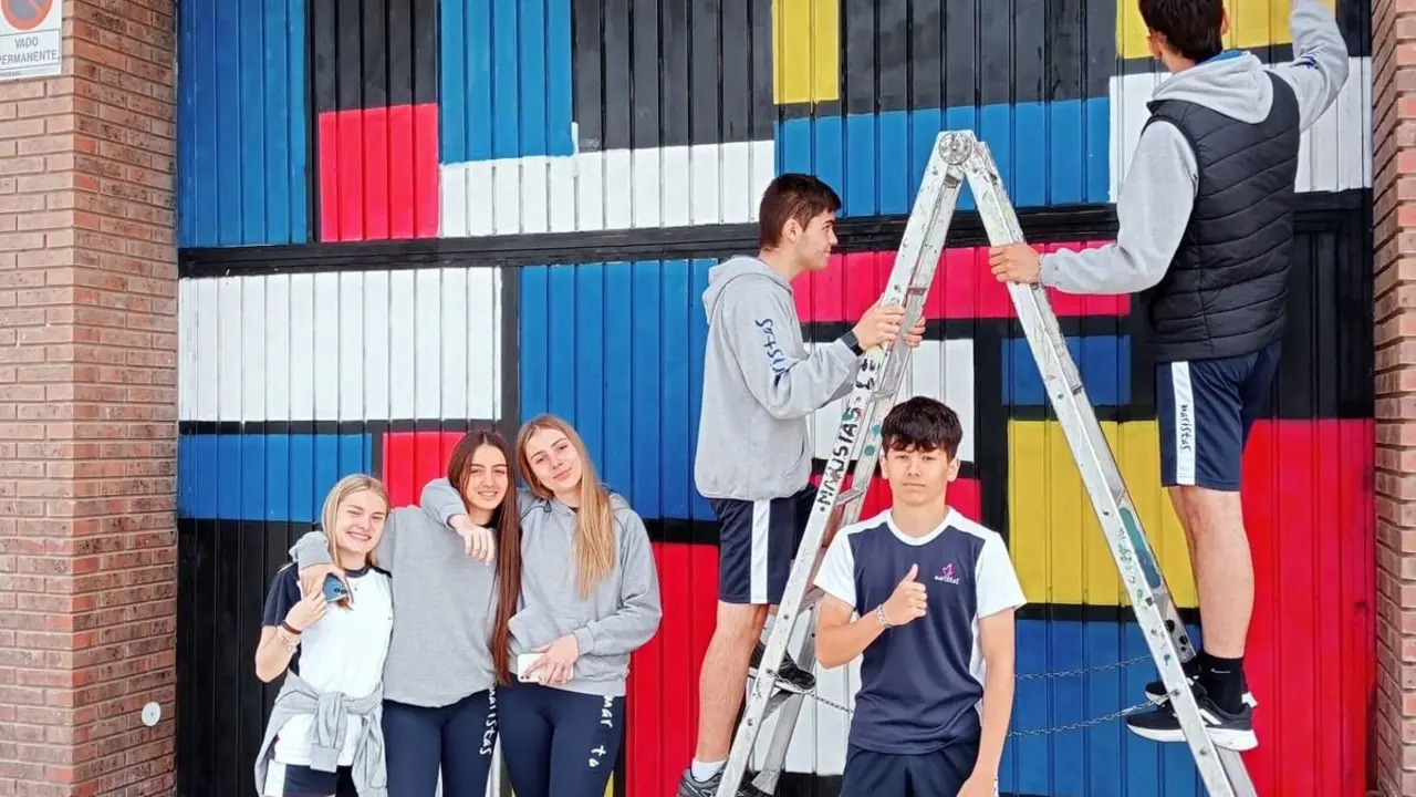 Los alumnos de Maristas, frente a su nueva obra al estilo 'mondrian' en León.