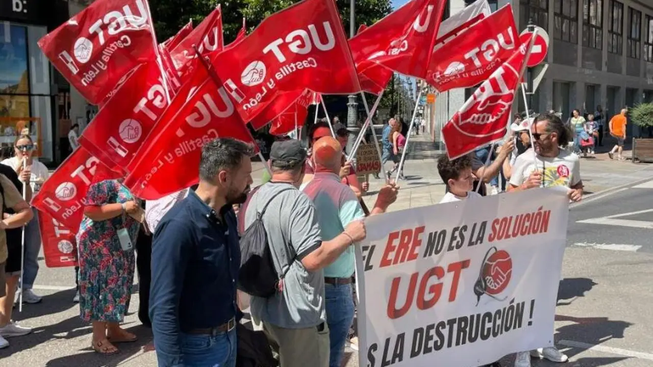 Concentración en Ponferrada en defensa de los empleos de Teleperformance